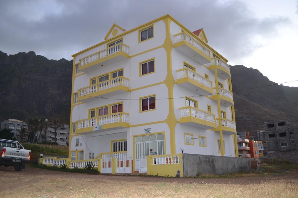 Residencial Trilhas & Montanhas Bed & Breakfast Ponta Do Sol Luaran gambar